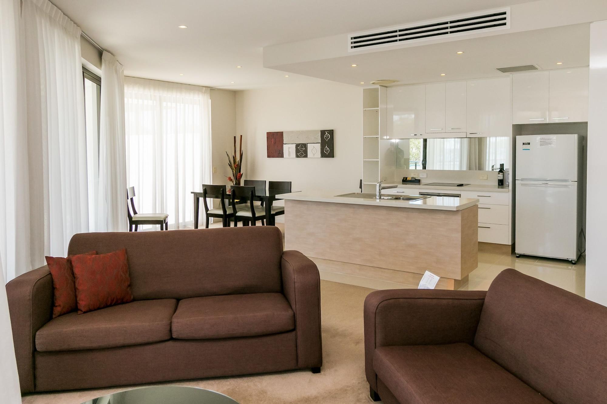 Grand Mercure Allegra Hervey Bay Exterior foto A living room with a kitchen