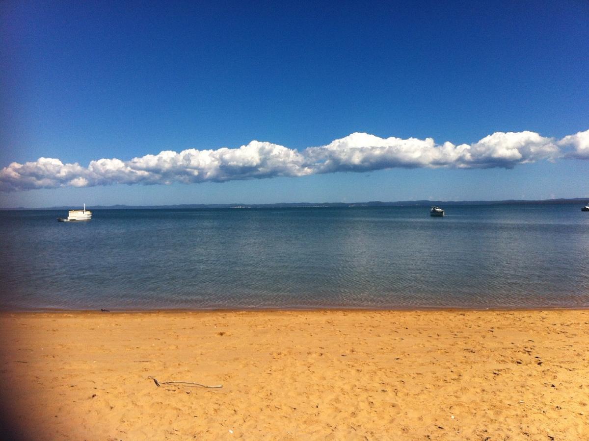 Grand Mercure Allegra Hervey Bay Exterior foto View of the bay from the beach
